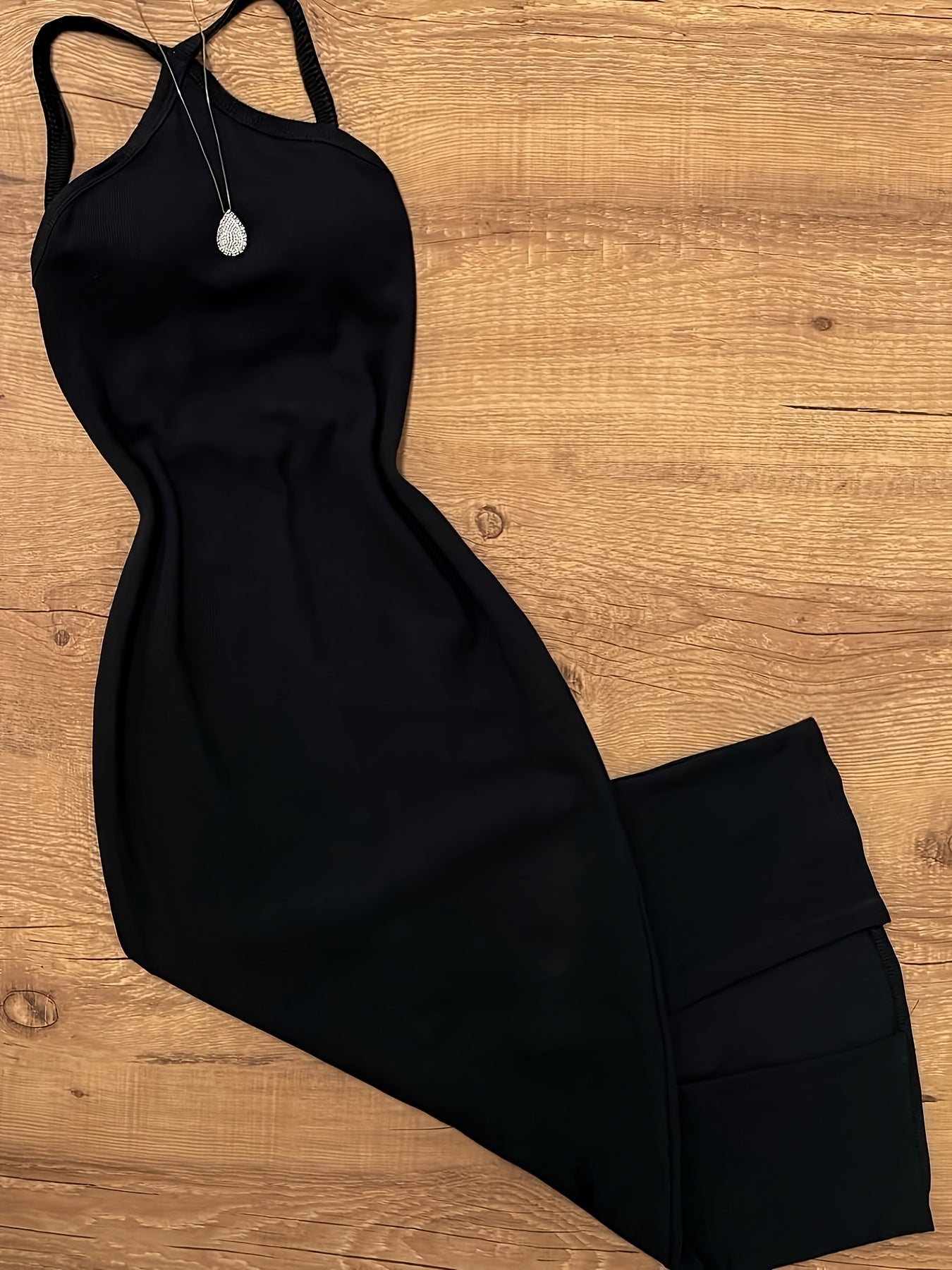 Vestido midi ajustado de mujer con cuello halter y corte moderno que realza la figura – Perfecto para verano y tiempo libre