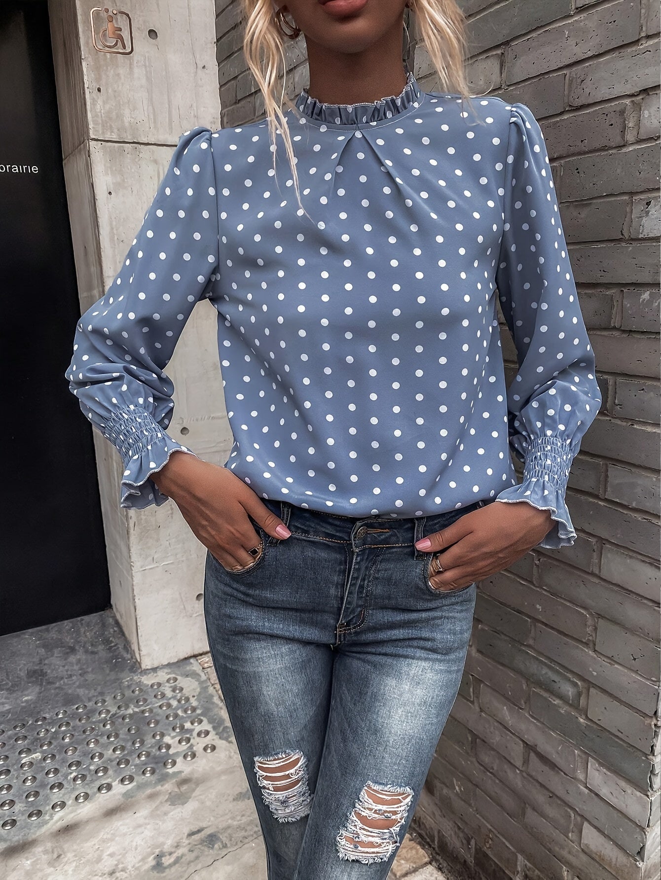 Blusa de mujer de manga larga, cuello mao con volantes, azul claro con estampado de lunares