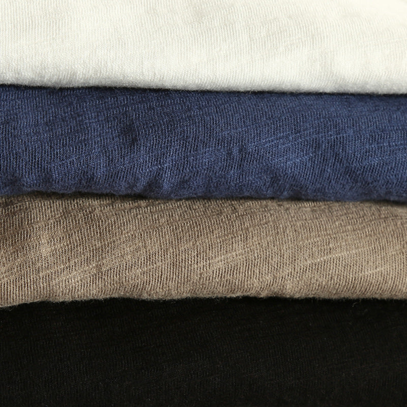 Herre langærmet t-shirt med lag-på-lag-look og V-udskæring – Moderne fritidstrøje til hverdagen