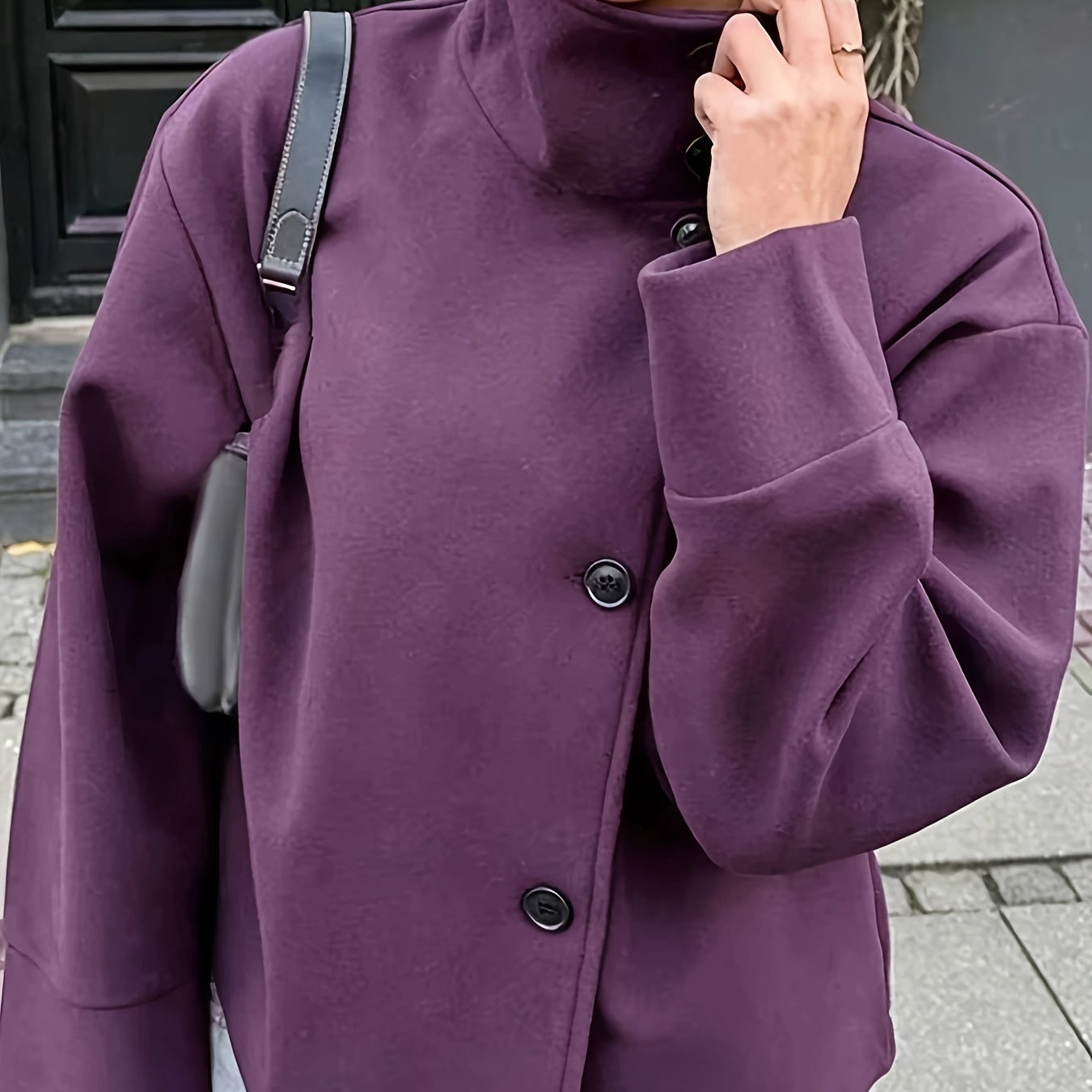 Kort damejakke med ståkrave og knapper