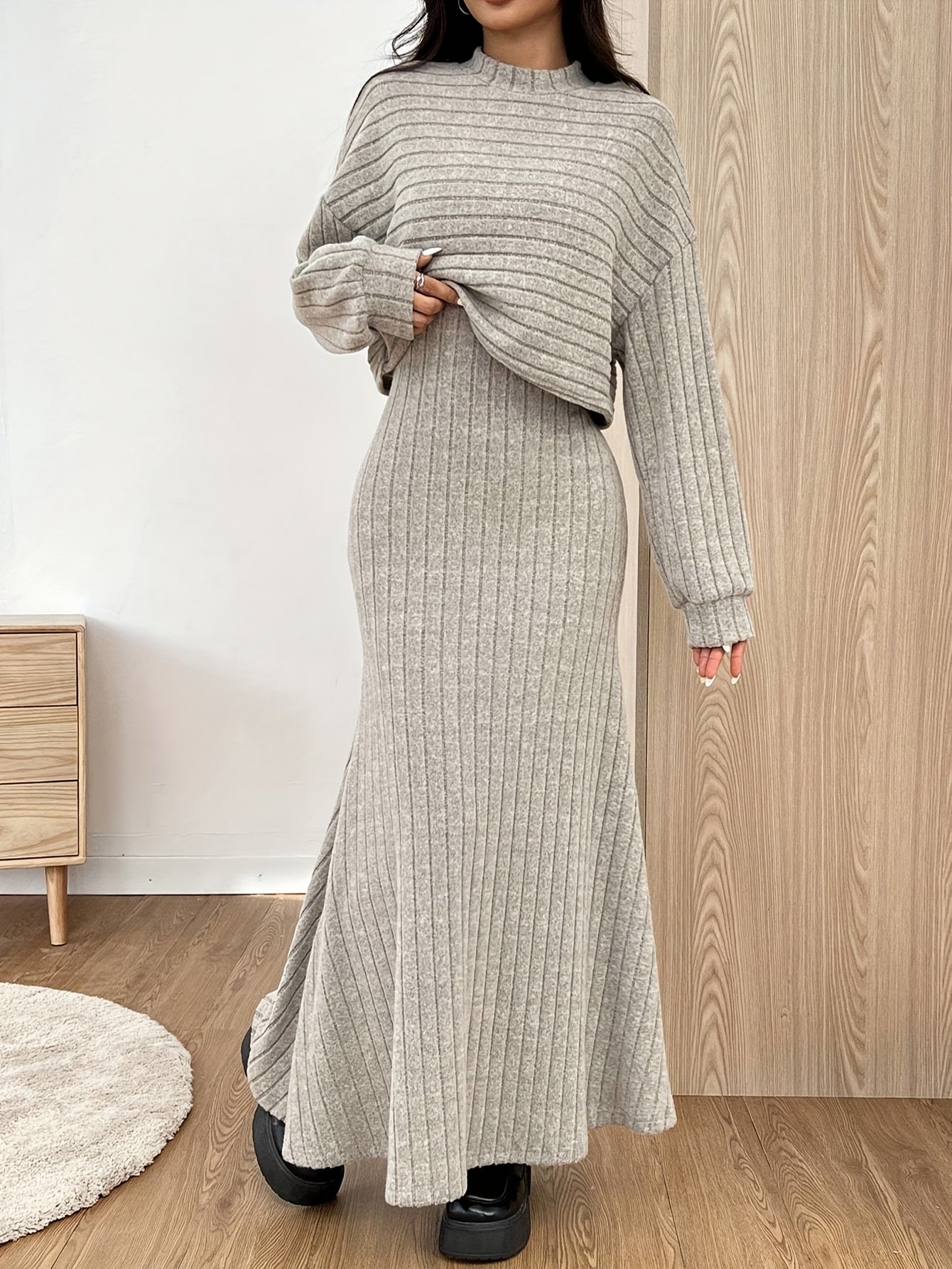 Ribstrikket todelt sæt til kvinder i beige med kort pullover og lang nederdel