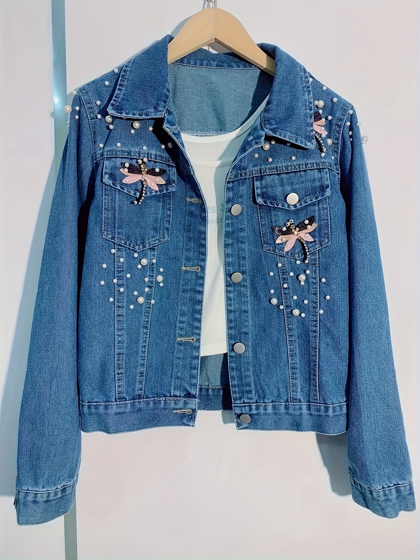 Blå denimjakke til damer med perler og broderi
