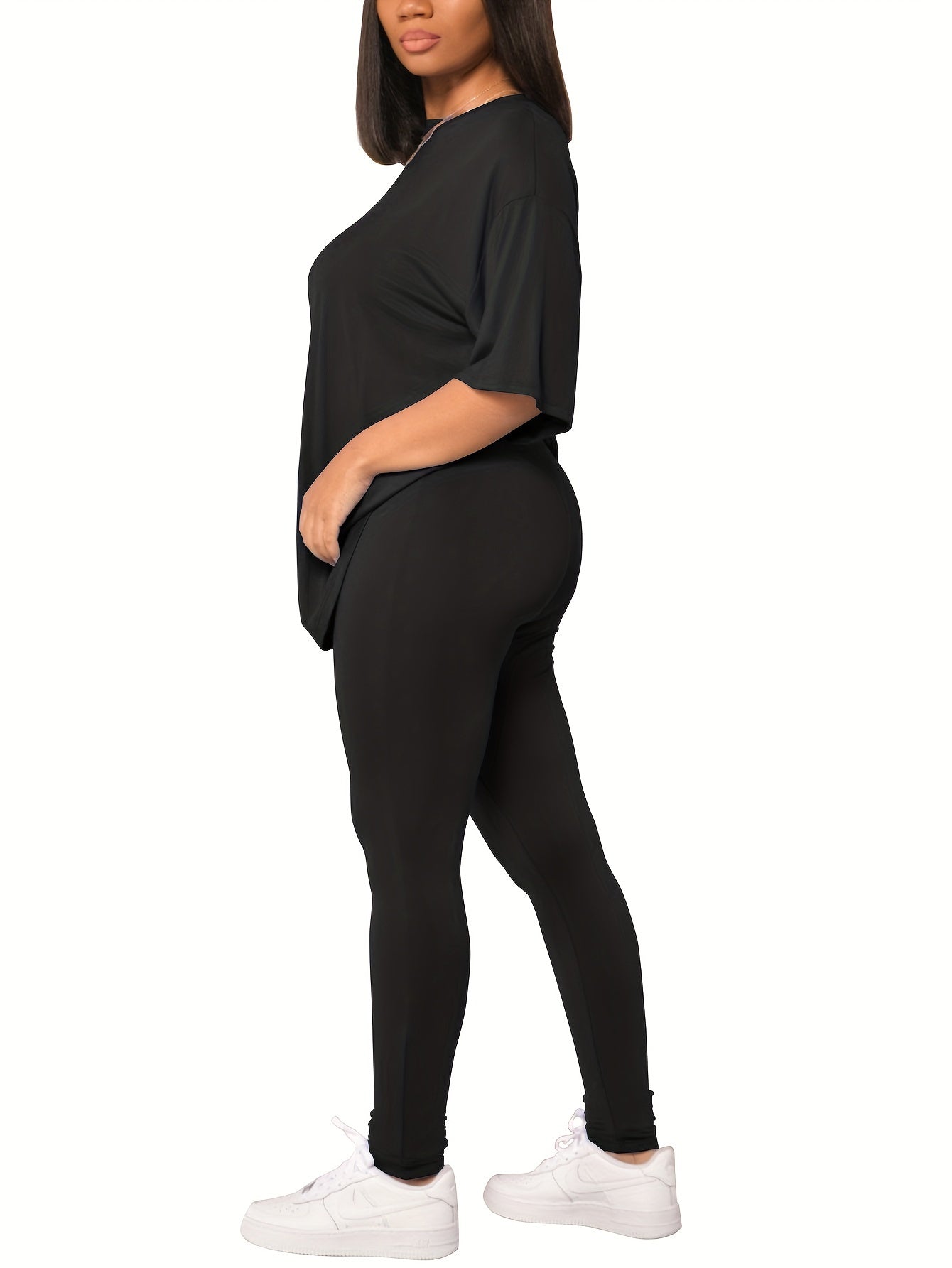Dame fritidssæt – Løs T-shirt og leggings til hverdag og sport