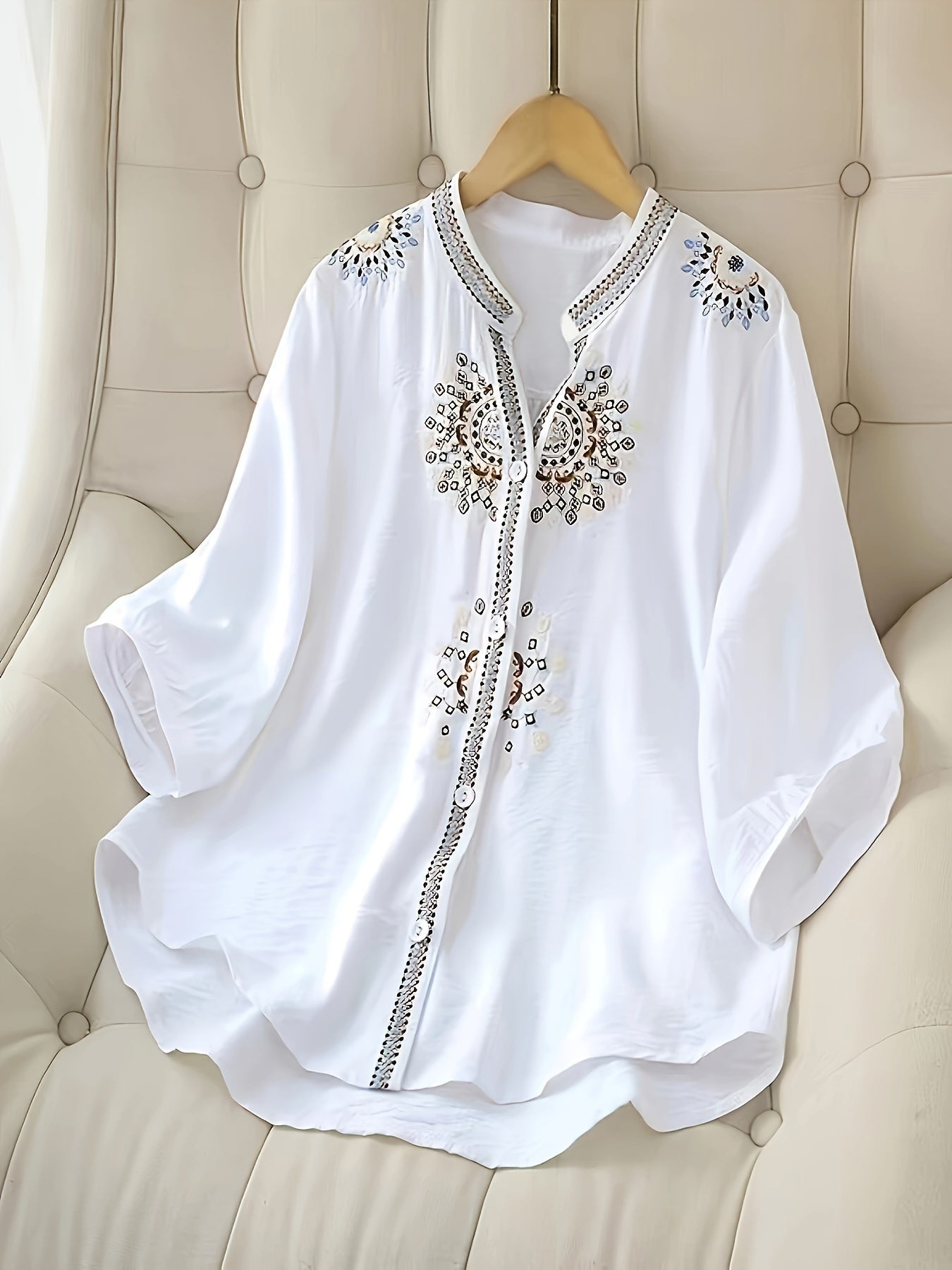 Damebluse elegant broderet med ståkrave og 3/4-ærmer – Perfekt til forår og sommer