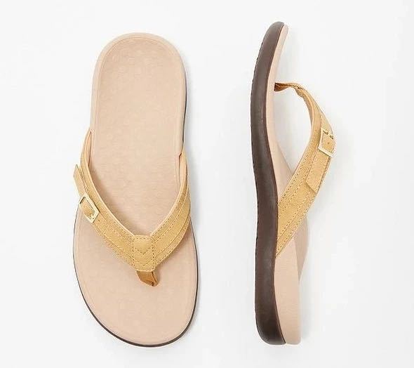 Abigail – Flate dameslippers i vegansk skinn med metall-detaljer