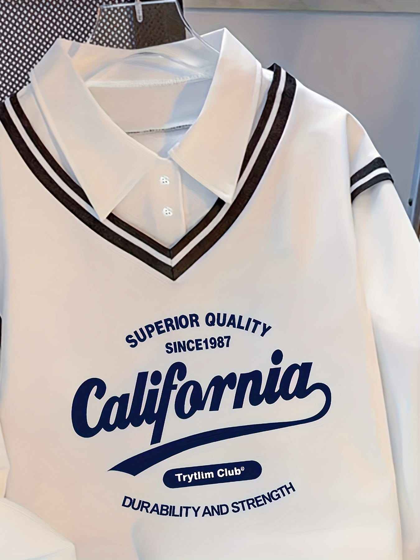 Weißer Langarm-Pullover im Lagenlook mit Kragen und California-Aufdruck