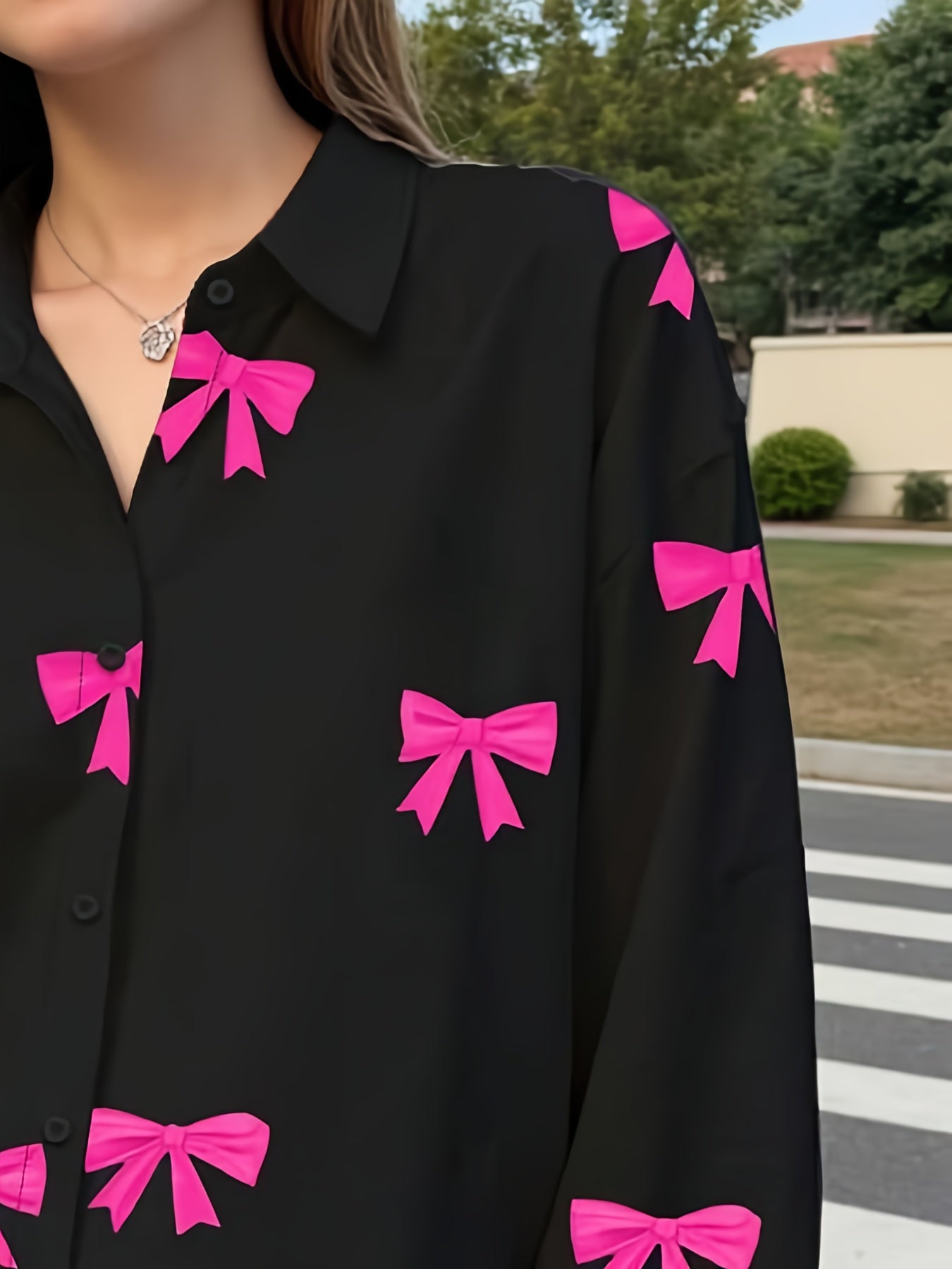 Camisa de mujer de manga larga con estampado de lazos en negro y rosa