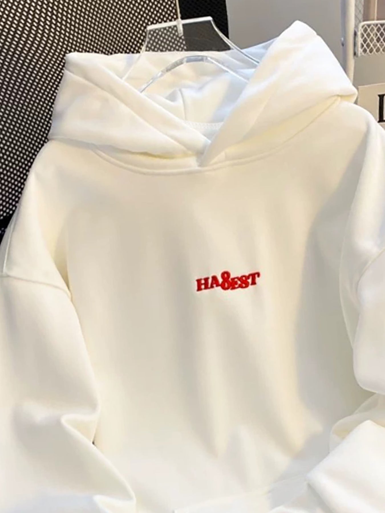 Weißer Hoodie mit Kapuze und roter Stickerei
