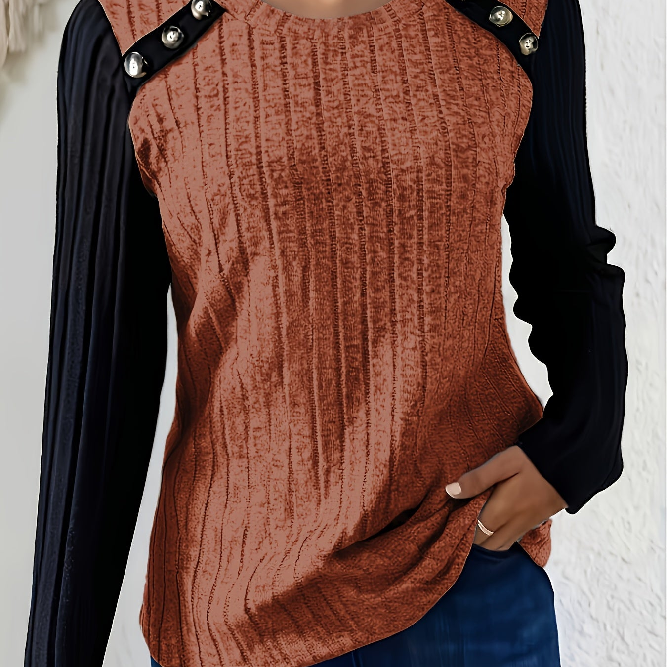 Langærmet dameshirt med rund hals, ribstrik og knapper på skuldrene