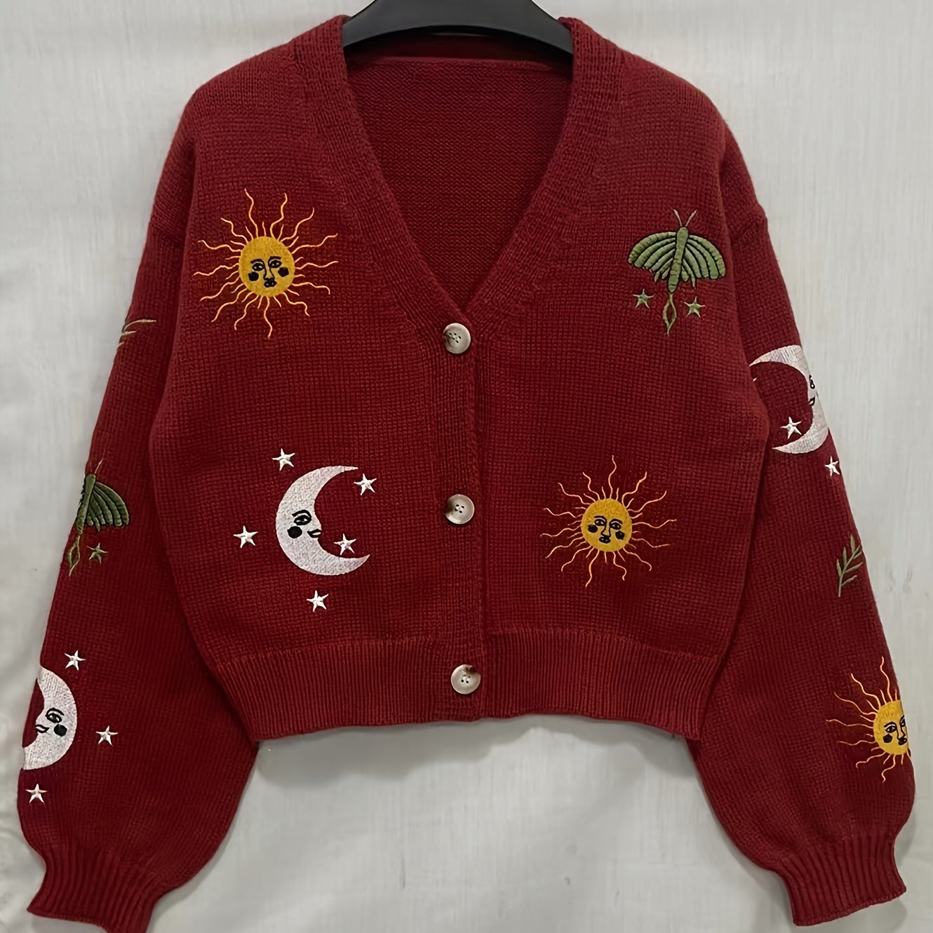 Cárdigan corto de punto con escote en V y bordados de lunas, soles y mariposas