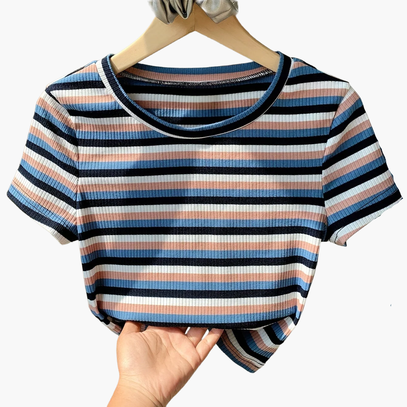 Dame kortærmet ribstrikket T-shirt i retrostribet look – fritid & sommer