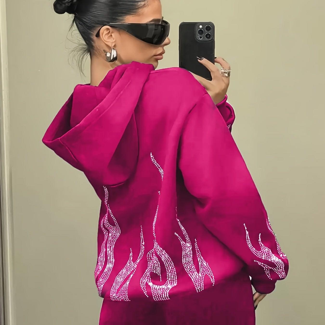 Sudadera con capucha y estampado de llamas con strass negra