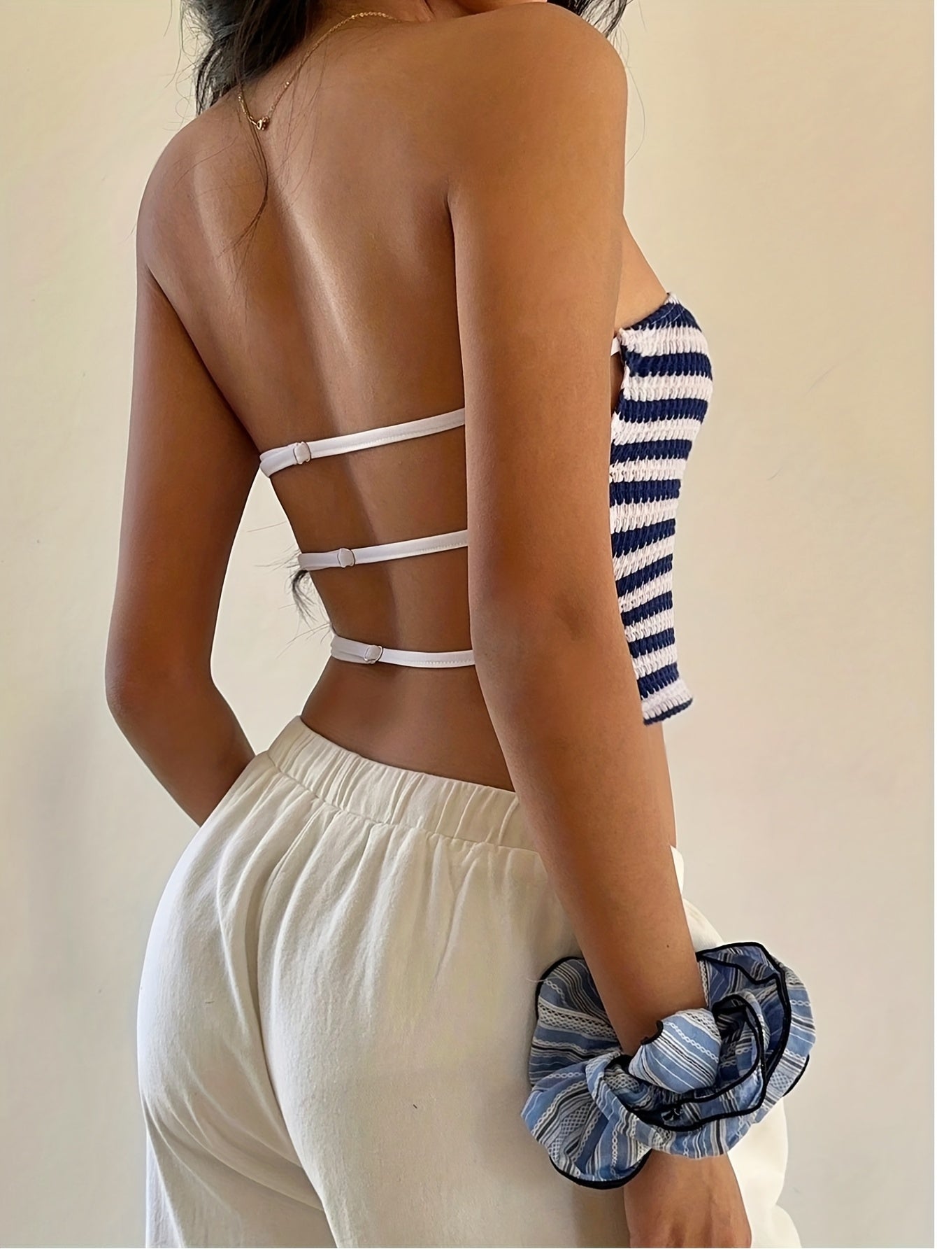 Dame bandeau-top med stribet mønster – moderigtigt, afslappet sommertop til fritid og ferie