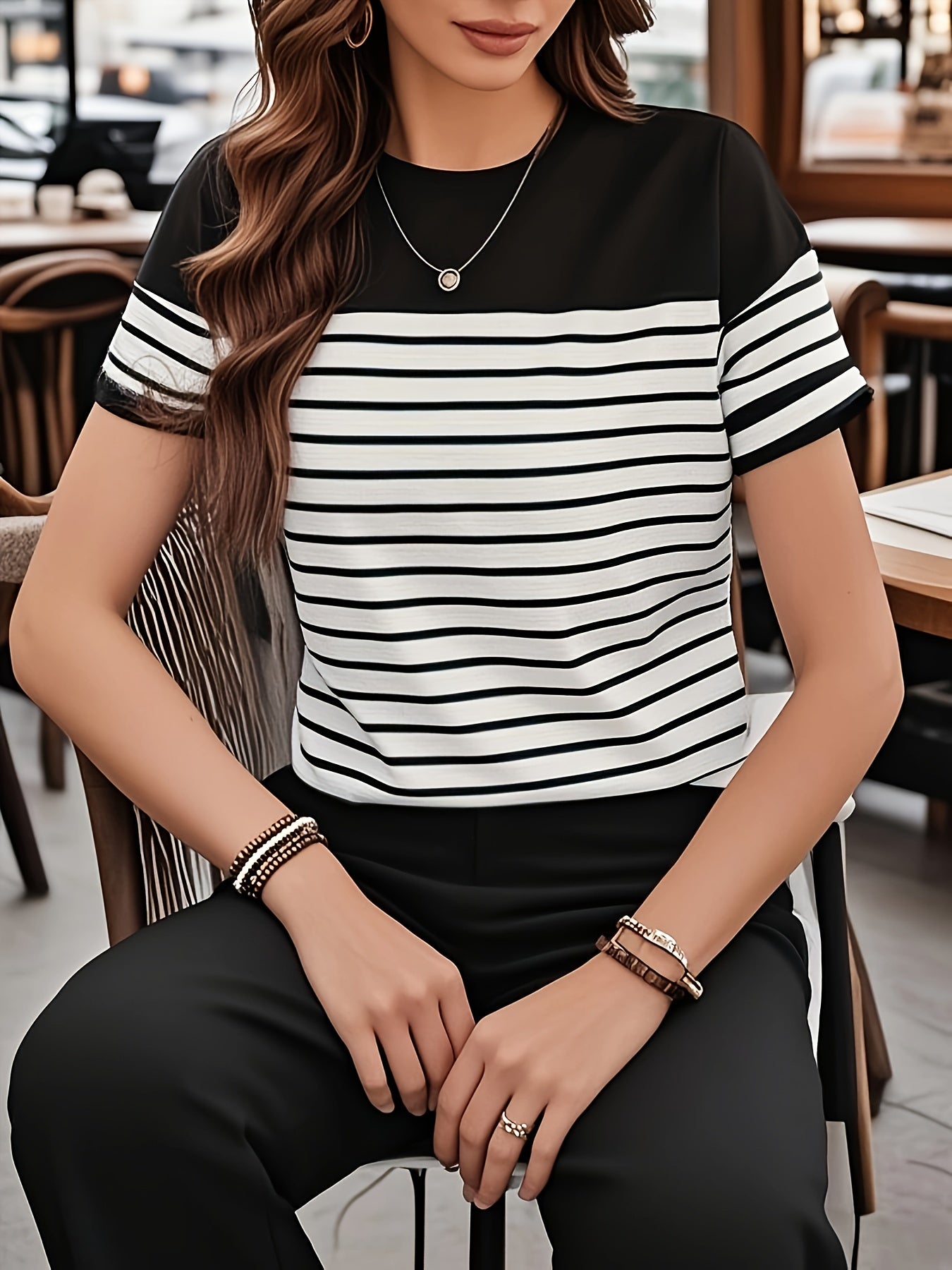 Dame kortermet T-skjorte med striper i moderne casual-stil – Perfekt for fritid og hverdag