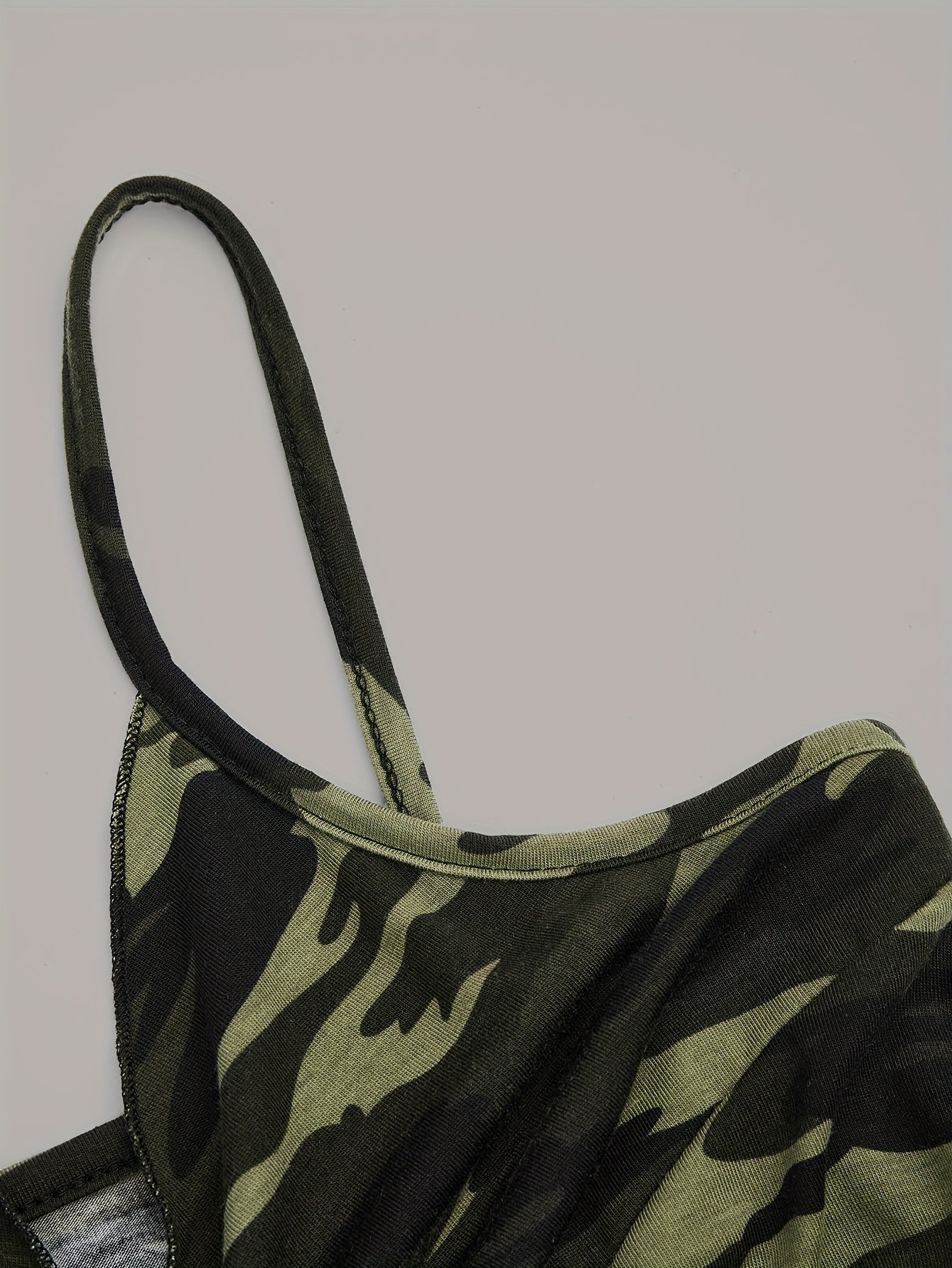 Dame camisole top med camouflageprint og tørklædekant – trendy streetwear til festivaler og natteliv