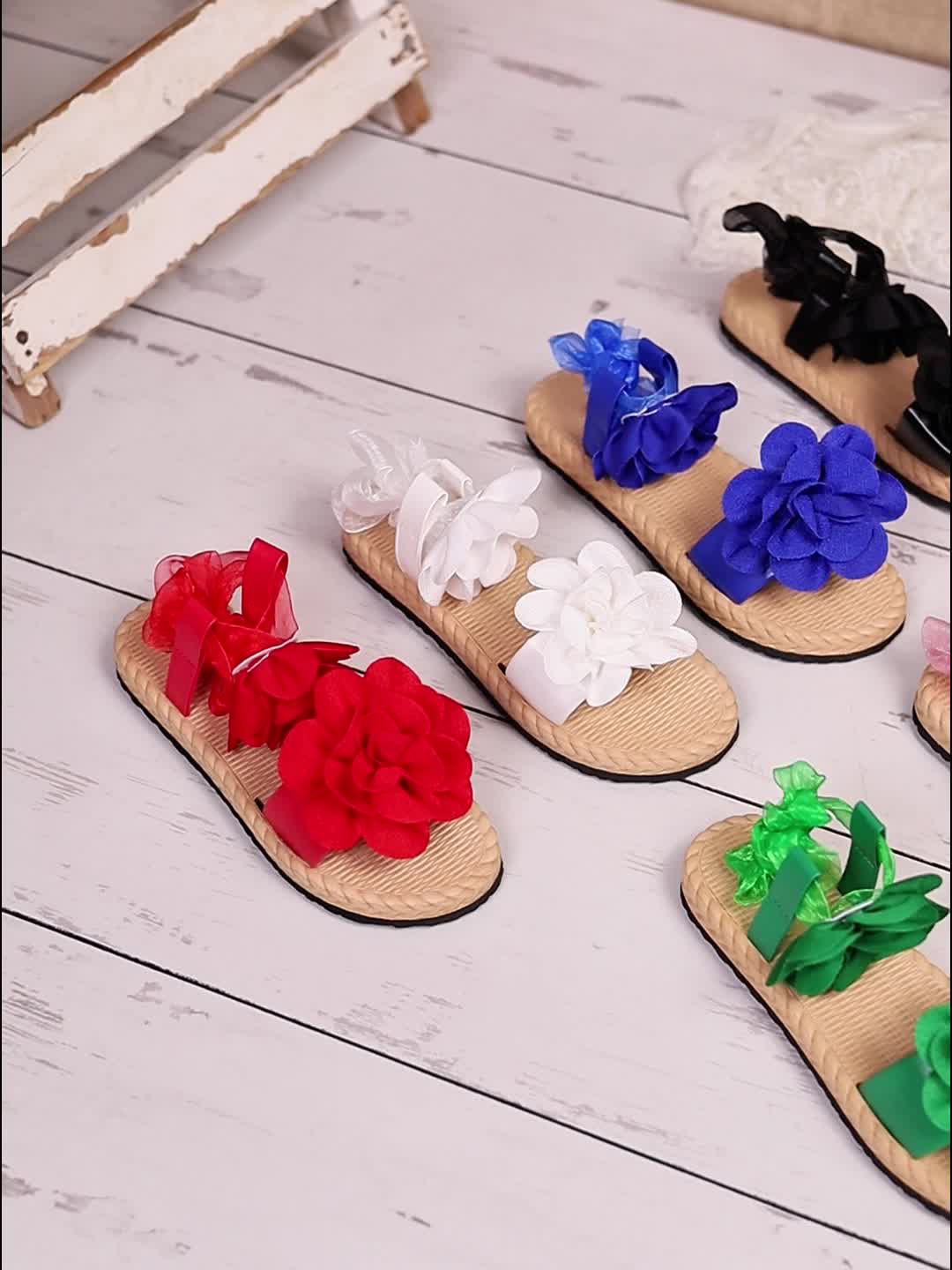 Sandalias de mujer con adornos de flores y lazos – Estilo veraniego juguetón para ocasiones festivas