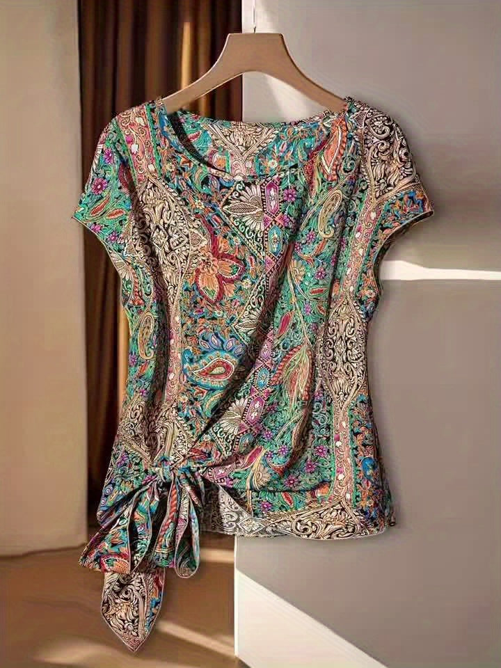 Dame sommerbluse med paisley-mønster og asymmetrisk knude – moderigtigt fritidstop