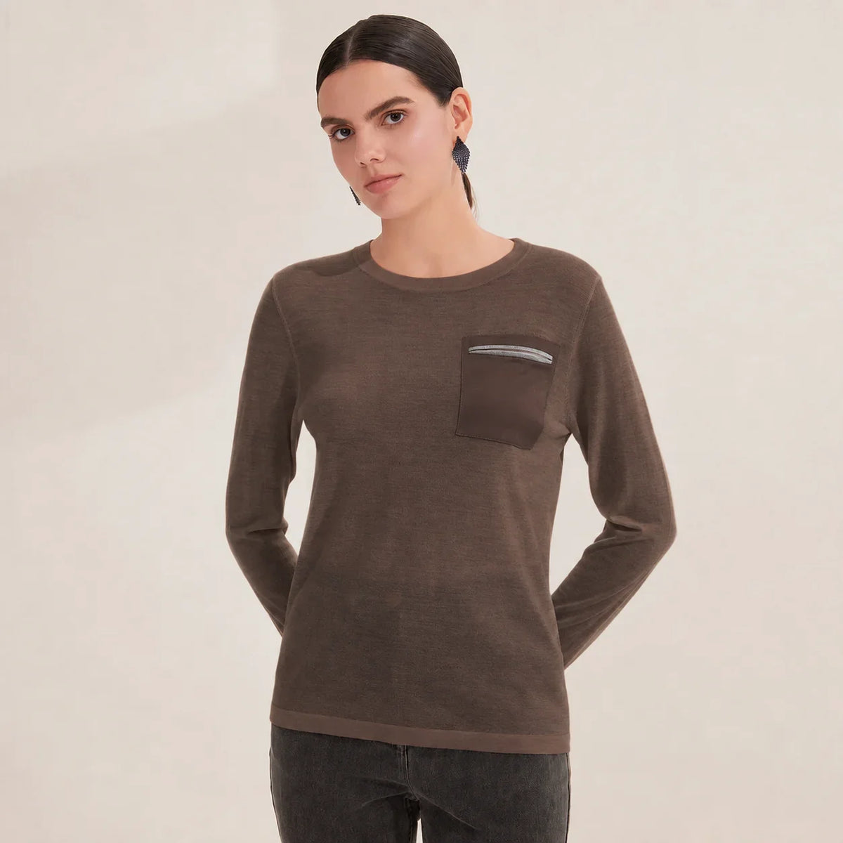 Langærmet dameshirt med rund hals og påsyet brystlomme
