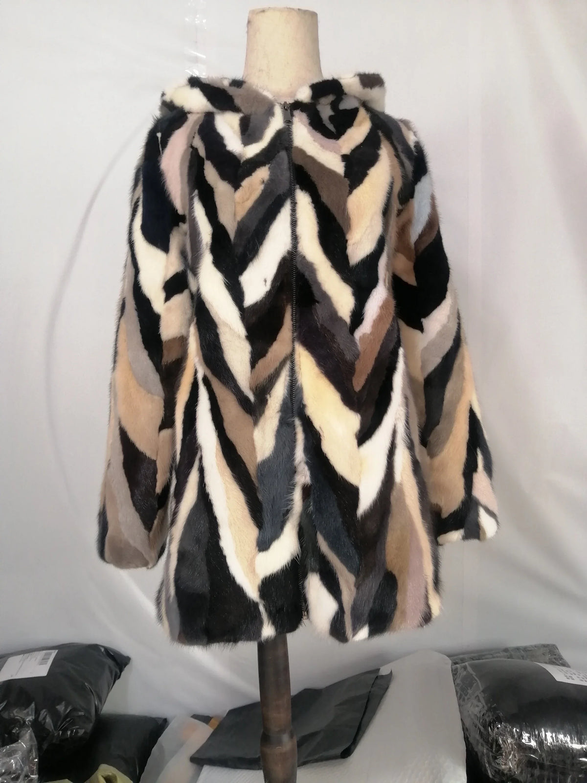 Gefütterter Mantel mit Kapuze, Kunstpelz-Optik, Chevron-Muster