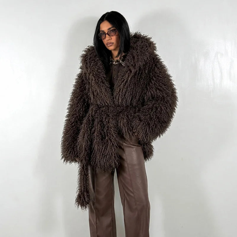 Giacca da donna in ecopelliccia shaggy con cappuccio e cintura da annodare color crema