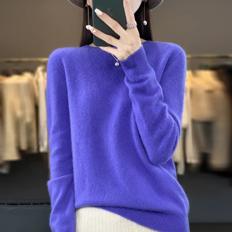Damestriksweater med rund hals, lange ærmer og blødt materiale