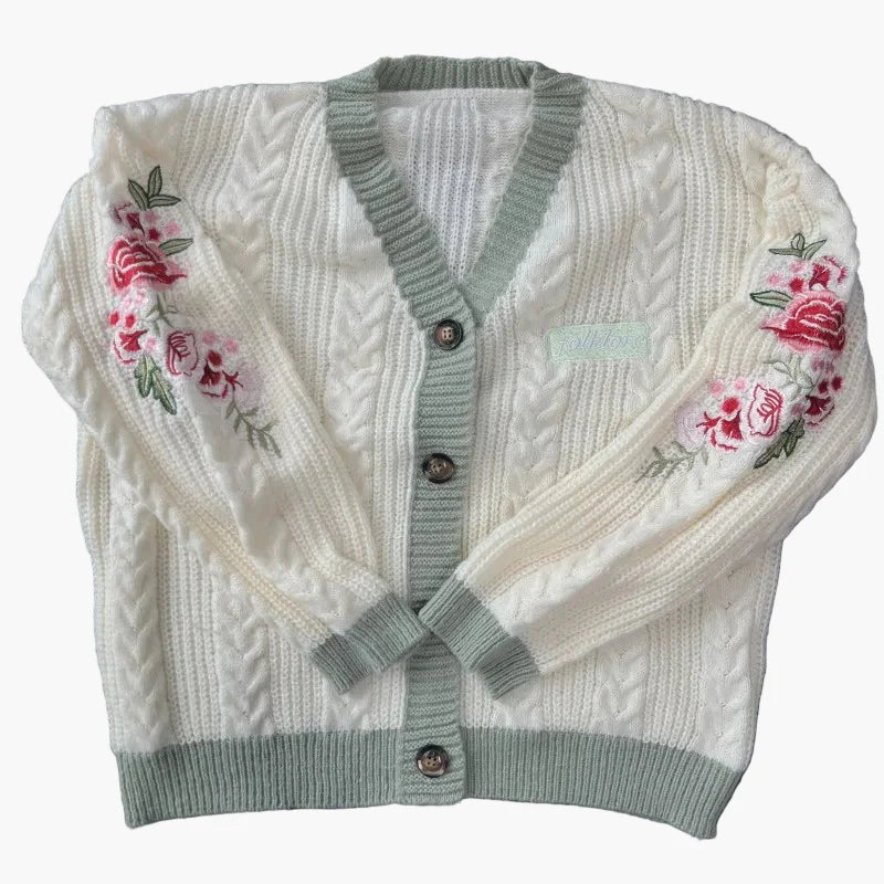 Dame strikjakke med blomsterbroderi og vintage-charme – Efterårs-/vintercardigan til fritid