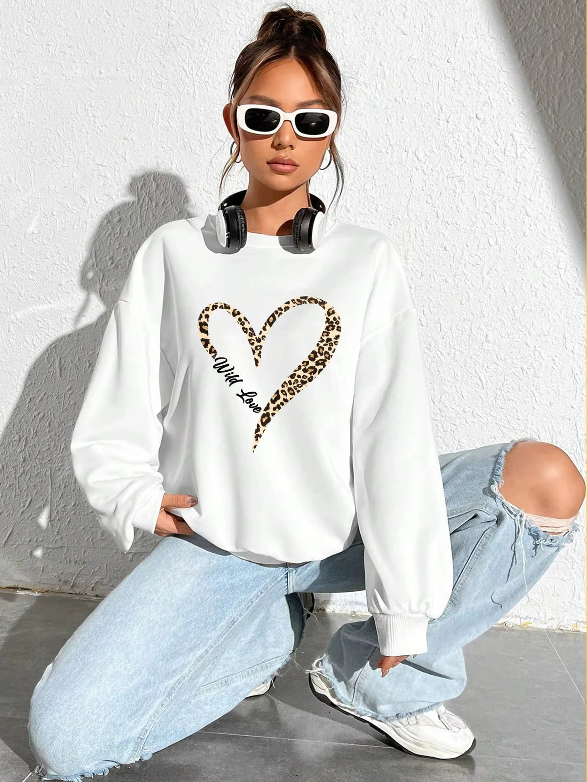 Sweat-shirt bleu pour femme avec imprimé cœur léopard, col rond et manches longues