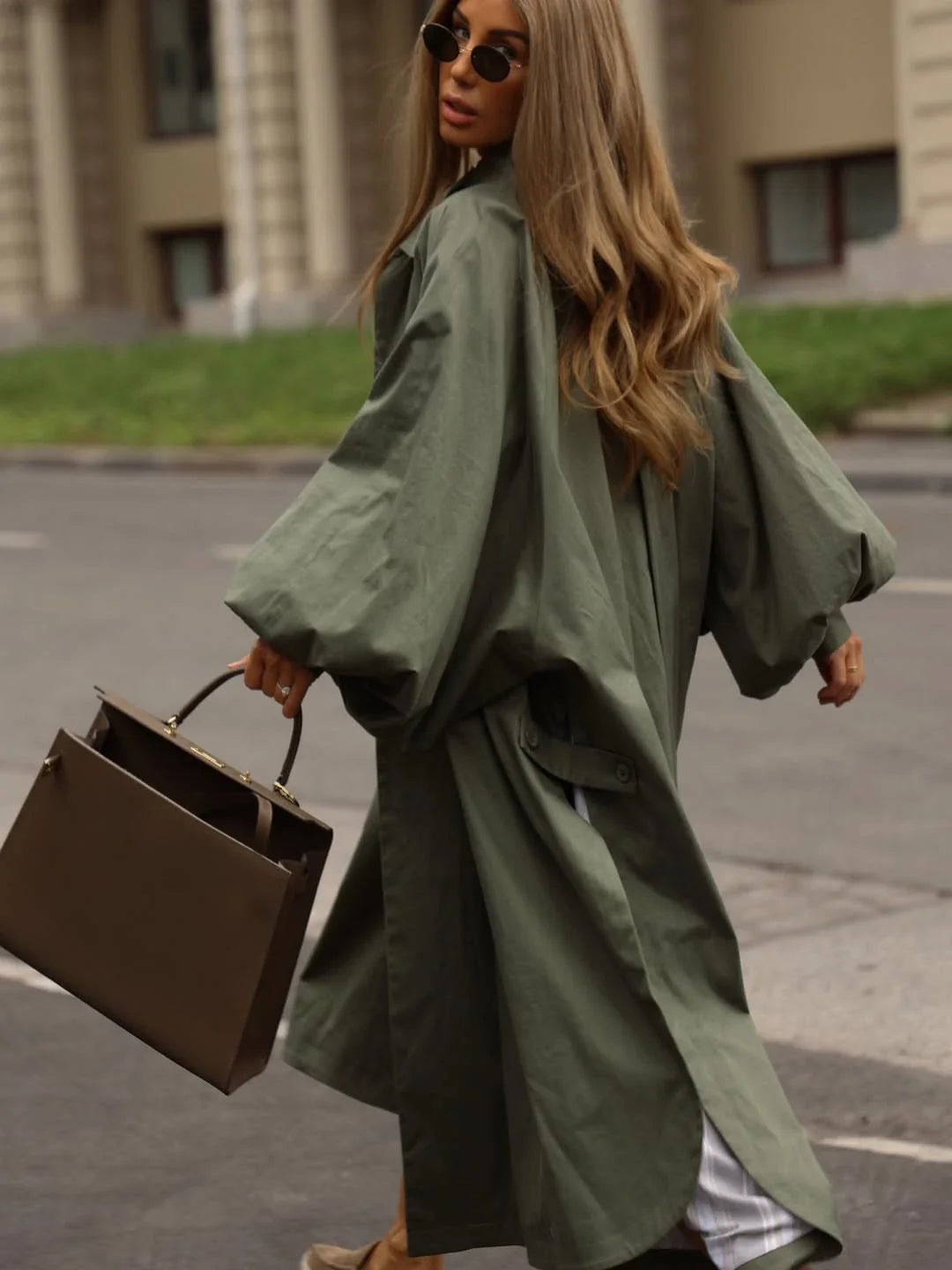 Lang trenchcoat til damer med løs pasform og ballonærmer i beige