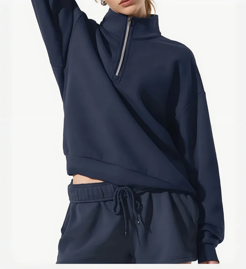 Loungewear-sæt til damer i lysegrå med sweatshirt med lynlås og shorts
