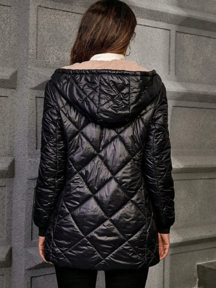 Chaqueta acolchada negra para mujer con capucha y forro de borreguito, acolchada y brillante