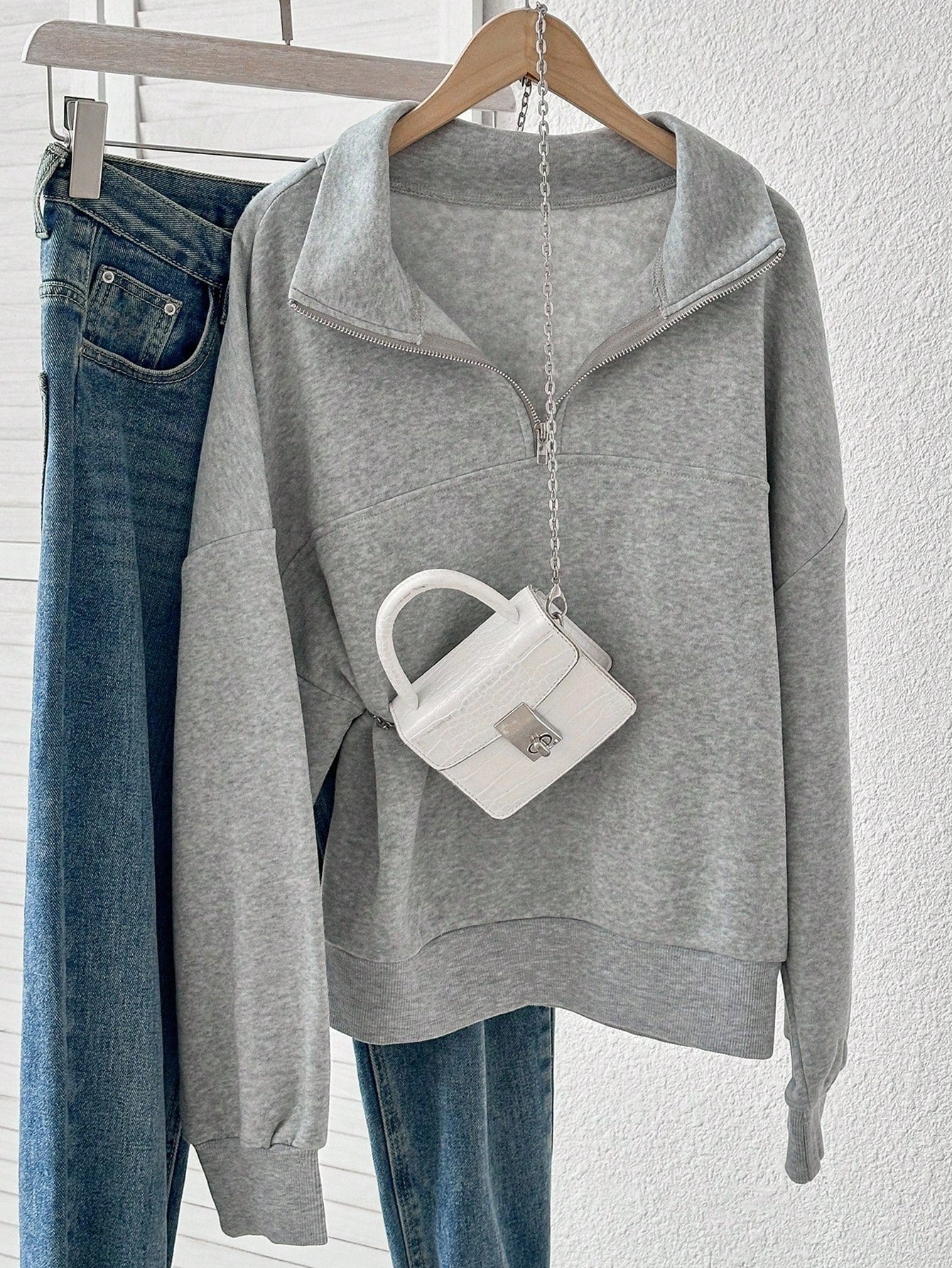 Sudadera gris con cuello de cremallera