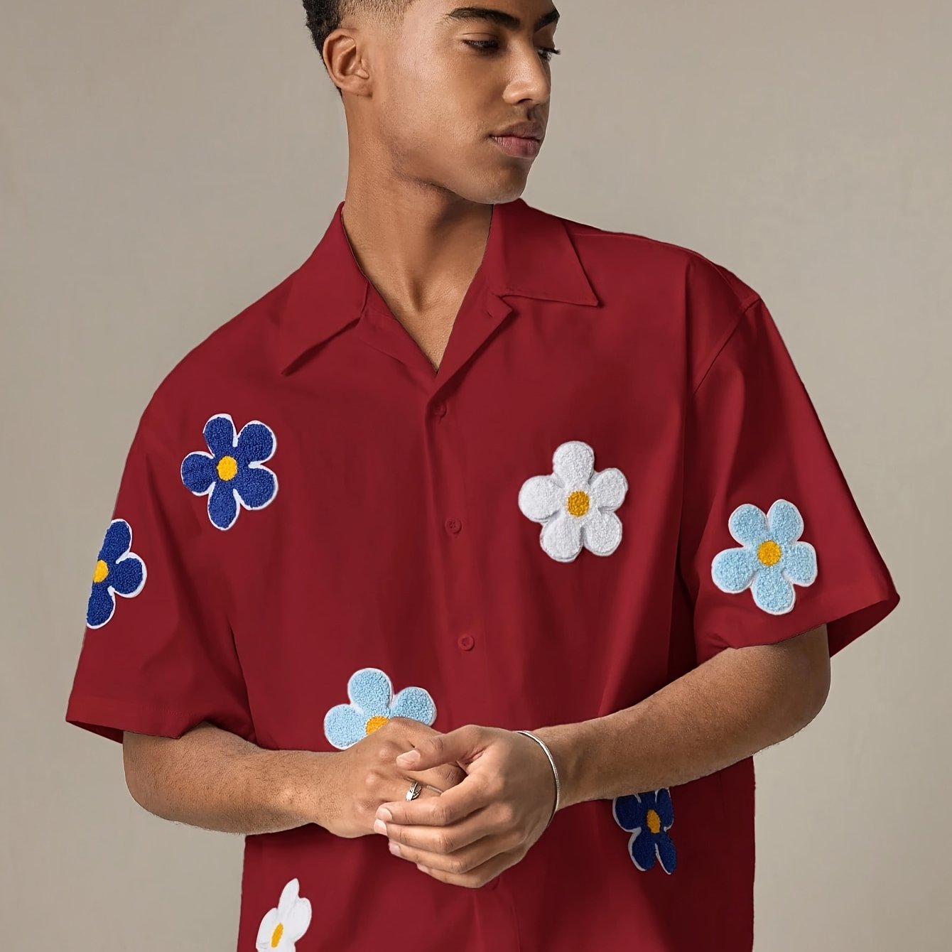 Herre kortermet fritidsskjorte med blomsterapplikasjoner – Moderne camp-krage design for hverdag og sommer