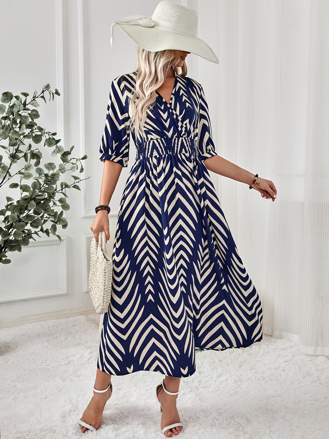 Dame maxikjole med chevronmønster og slå-om-look – Elegant fritids- og sommerstil