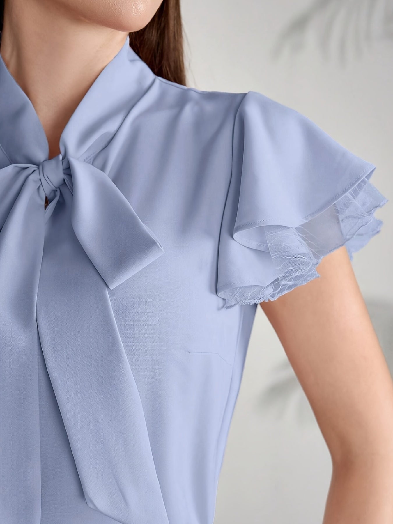 Damska bluzka z rękawami motylkowymi i kołnierzem z kokardą – Elegancki look do biura i na lato