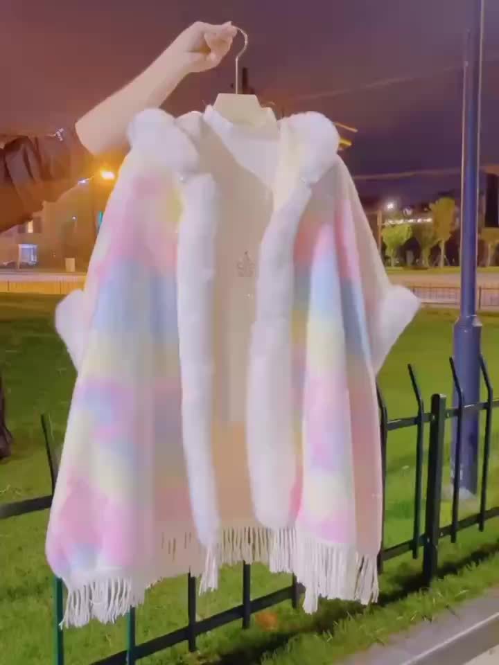 Bunter Cape mit Kapuze und Fransen aus Plüschmaterial