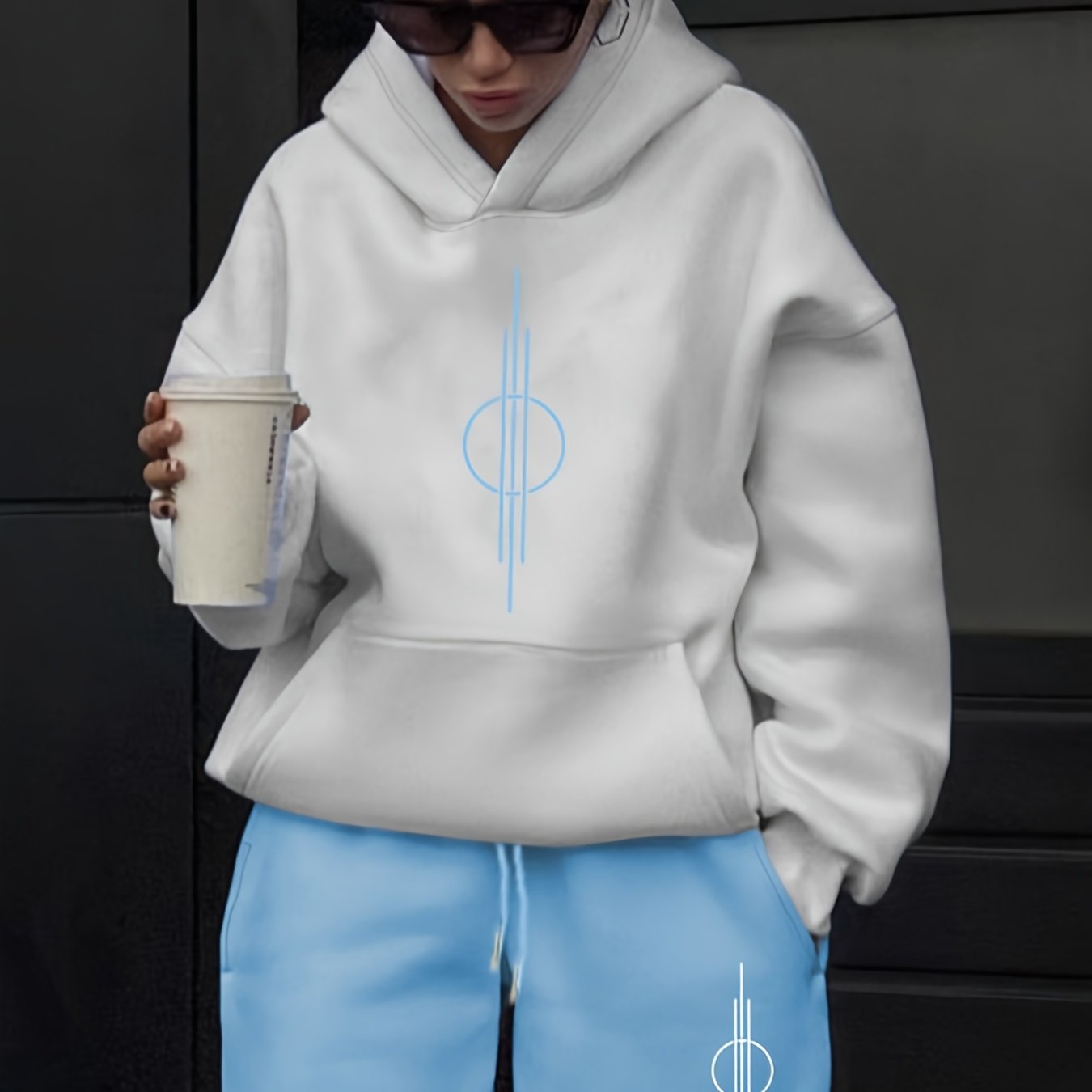 Weißer Hoodie mit Design & passende Jogginghose im Set
