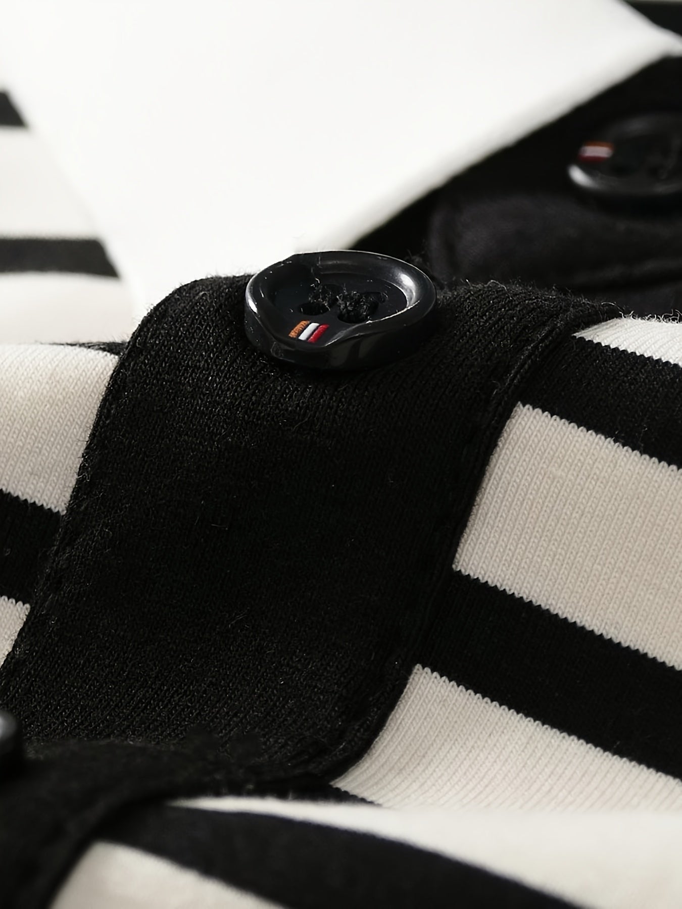Męska koszulka polo w paski z emblematem na piersi – klasyczna, z krótkim rękawem, styl smart casual