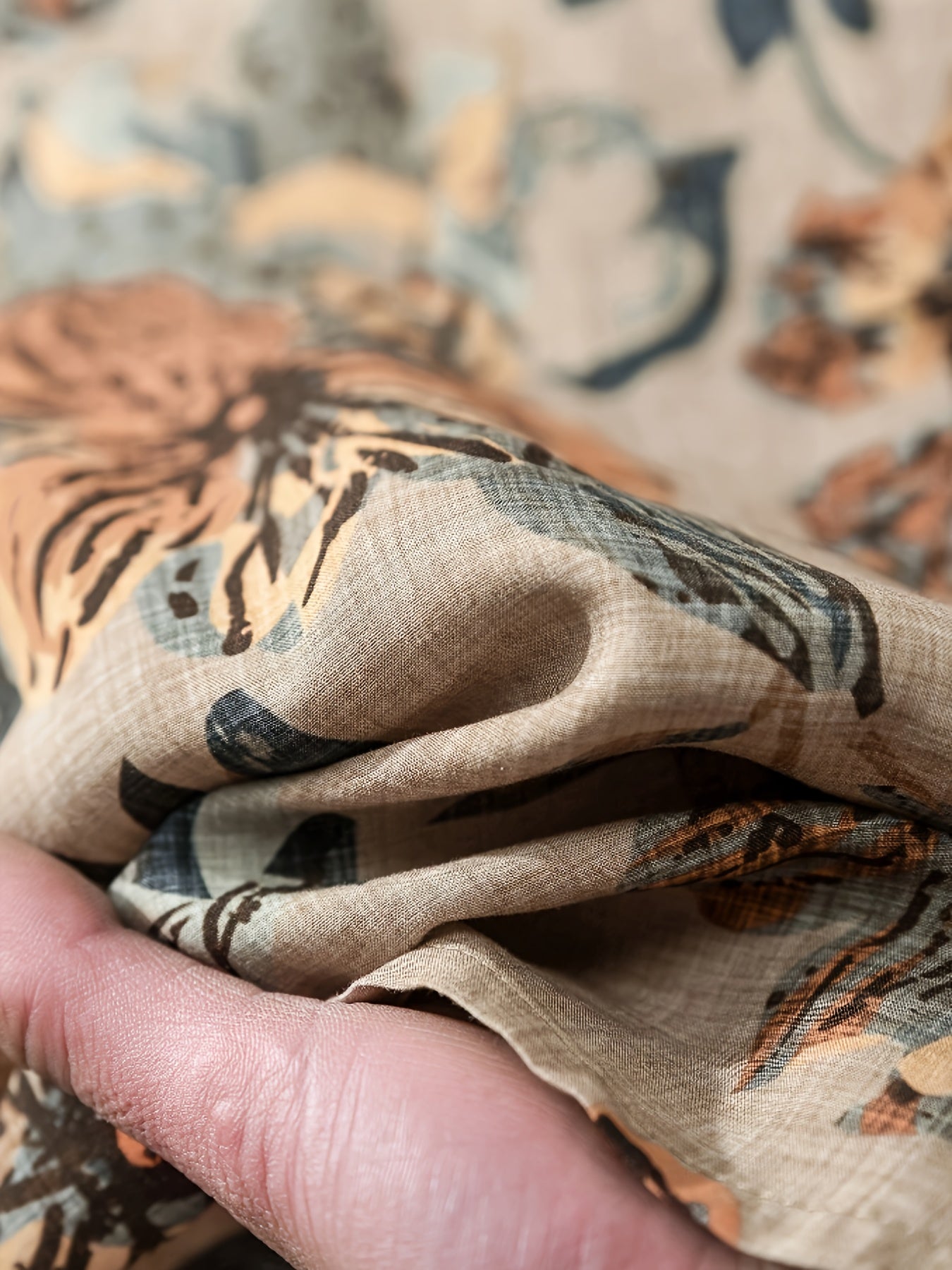 Top fleuri pour femme avec décolleté en V et fines bretelles – Estival, élégant, idéal pour les loisirs et les vacances