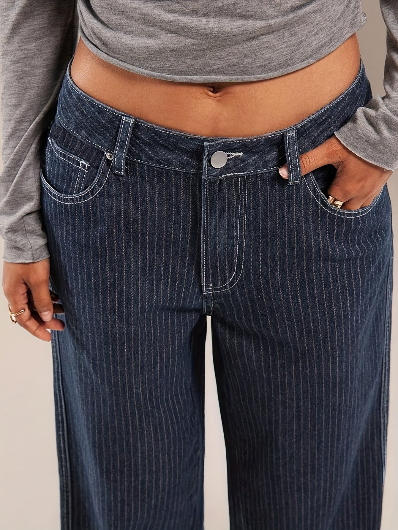 Damejeans med vid pasform, nålestribet mørkeblå