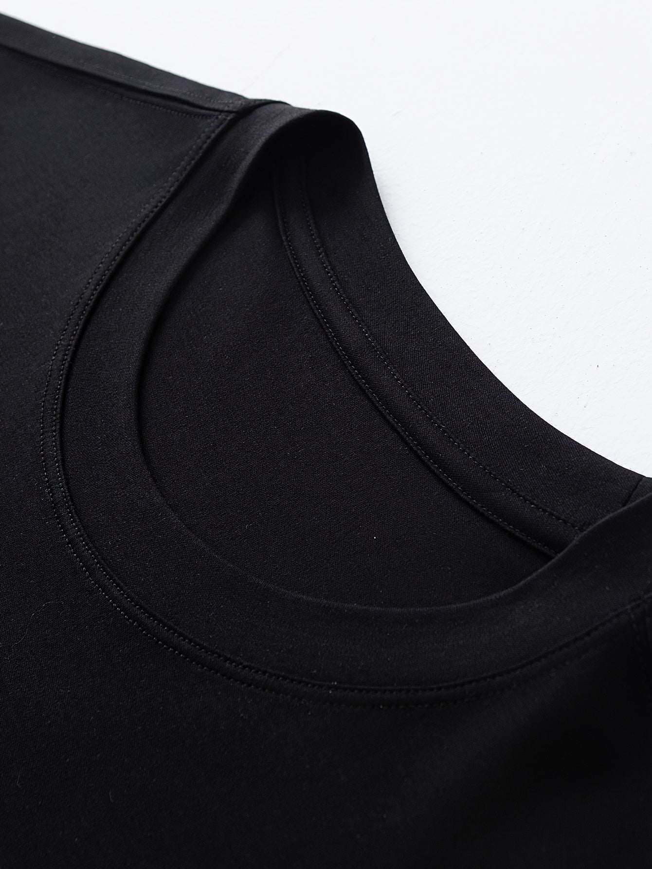 Herr T-shirt med modern minimaltryck - Casual streetwear för vardag och fritid