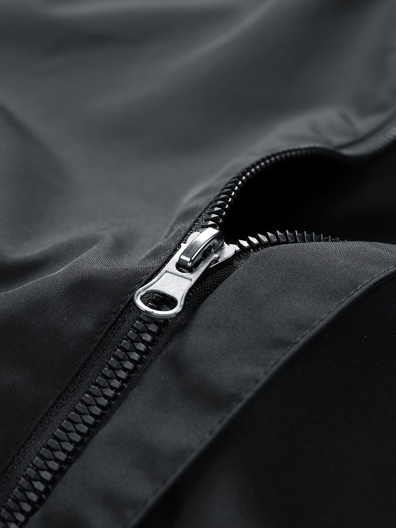 Schwarze Jacke mit Kapuze und rotem Drachen-Stickerei