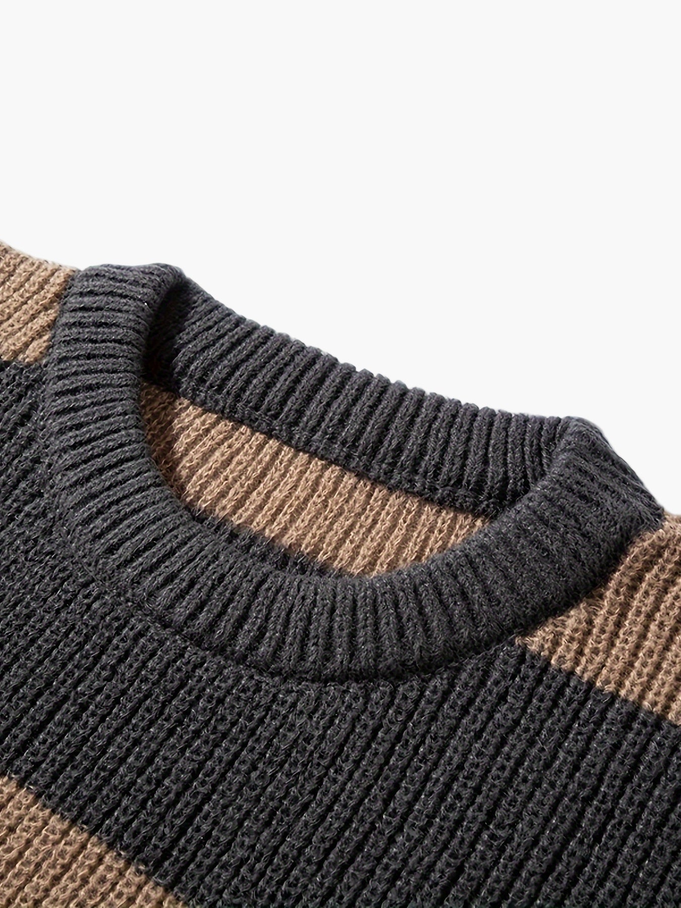 Męski sweter dziany w swobodny wzór pasków na jesień i zimę