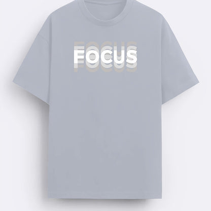 Męski T-shirt z nowoczesnym nadrukiem Focus – casualowa odzież uliczna, koszulka motywacyjna