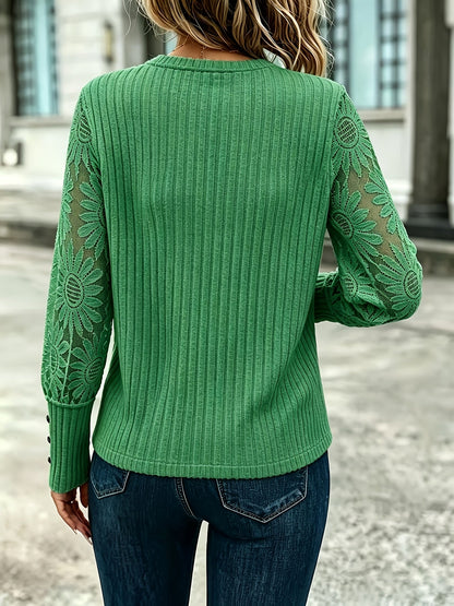 Damegenser i ribbestrikk med lange ermer, blondeinnlegg, blomstermønster og knapper
