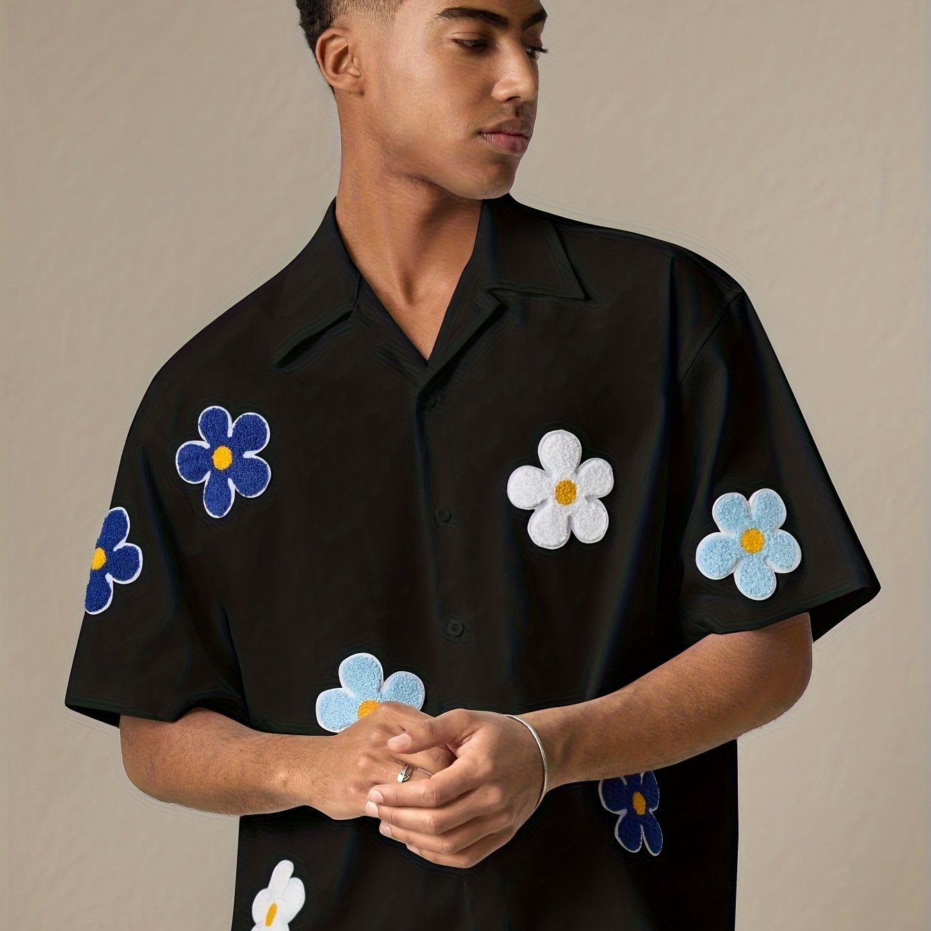 Herre kortermet fritidsskjorte med blomsterapplikasjoner – Moderne camp-krage design for hverdag og sommer