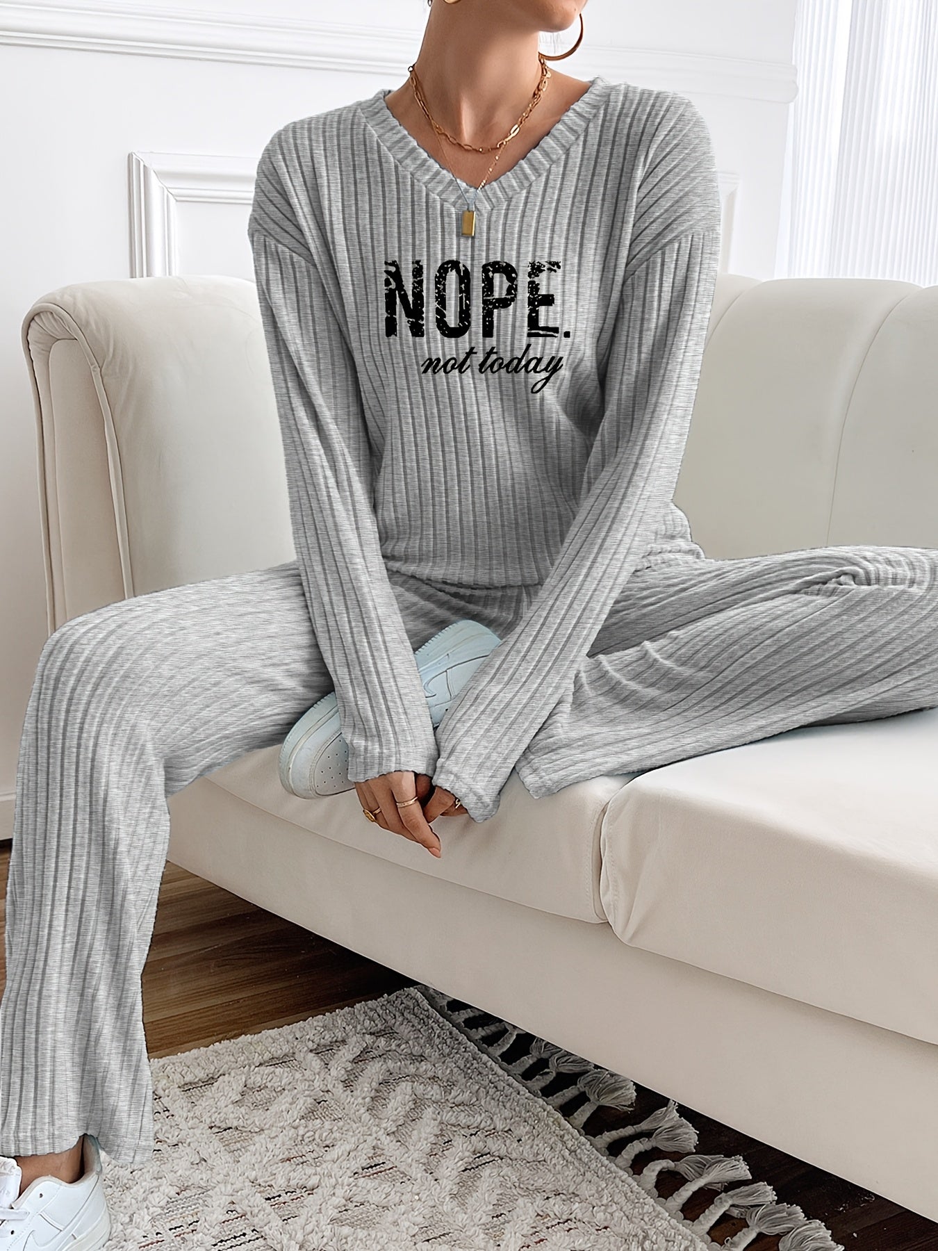Damen Loungewear Set Gerippt mit V-Ausschnitt & Hose – "NOPE not today" Aufdruck