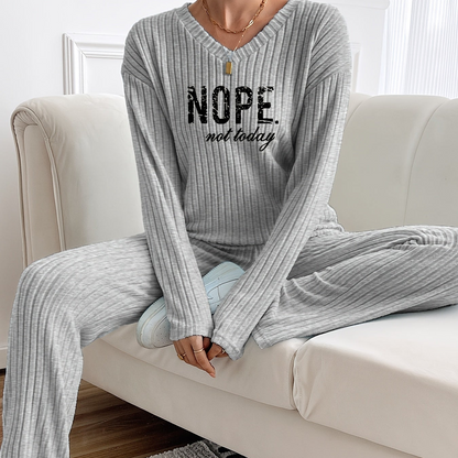 Damen Loungewear Set Gerippt mit V-Ausschnitt & Hose – "NOPE not today" Aufdruck