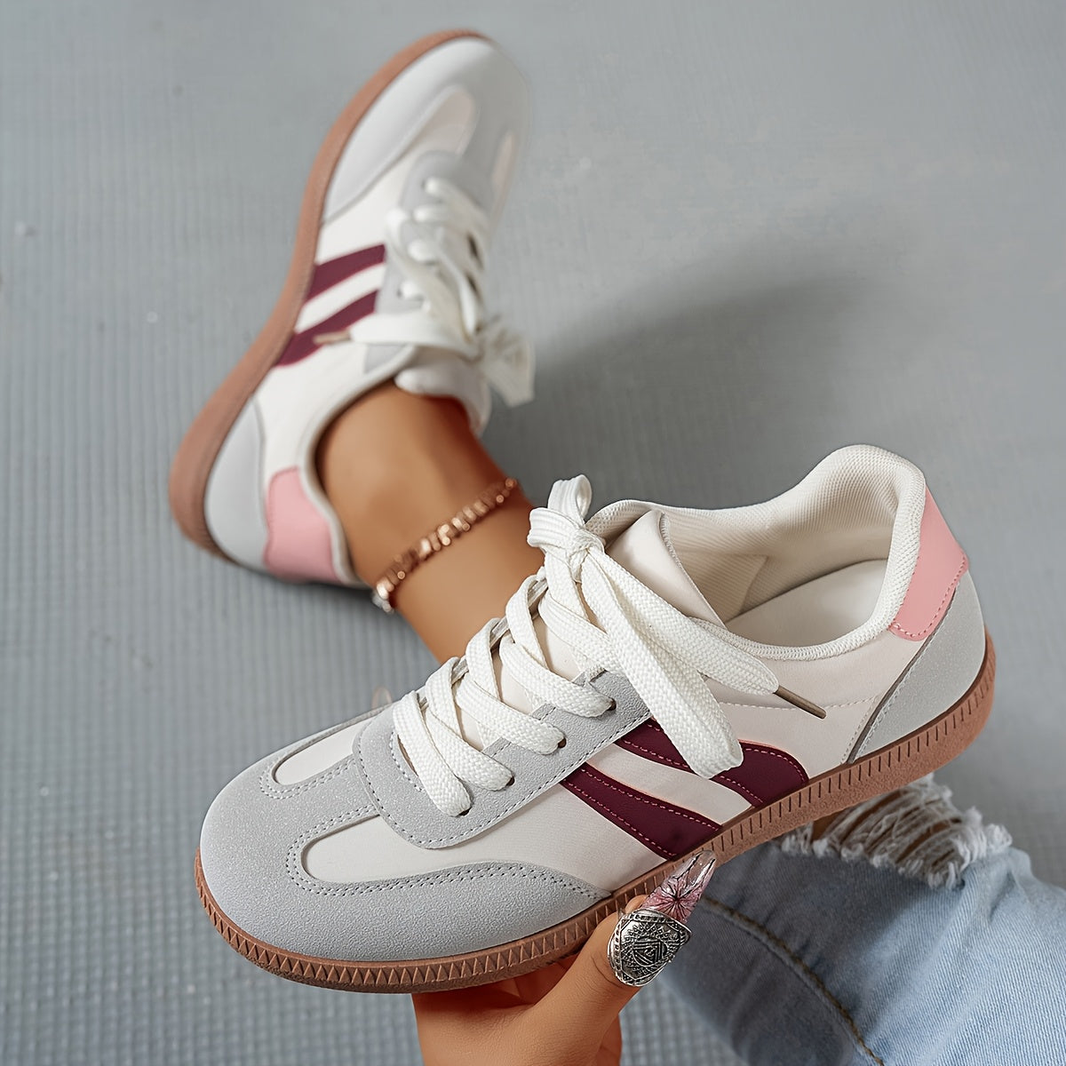 Damsneakers i retrostil med sportig design för vardag och fritid