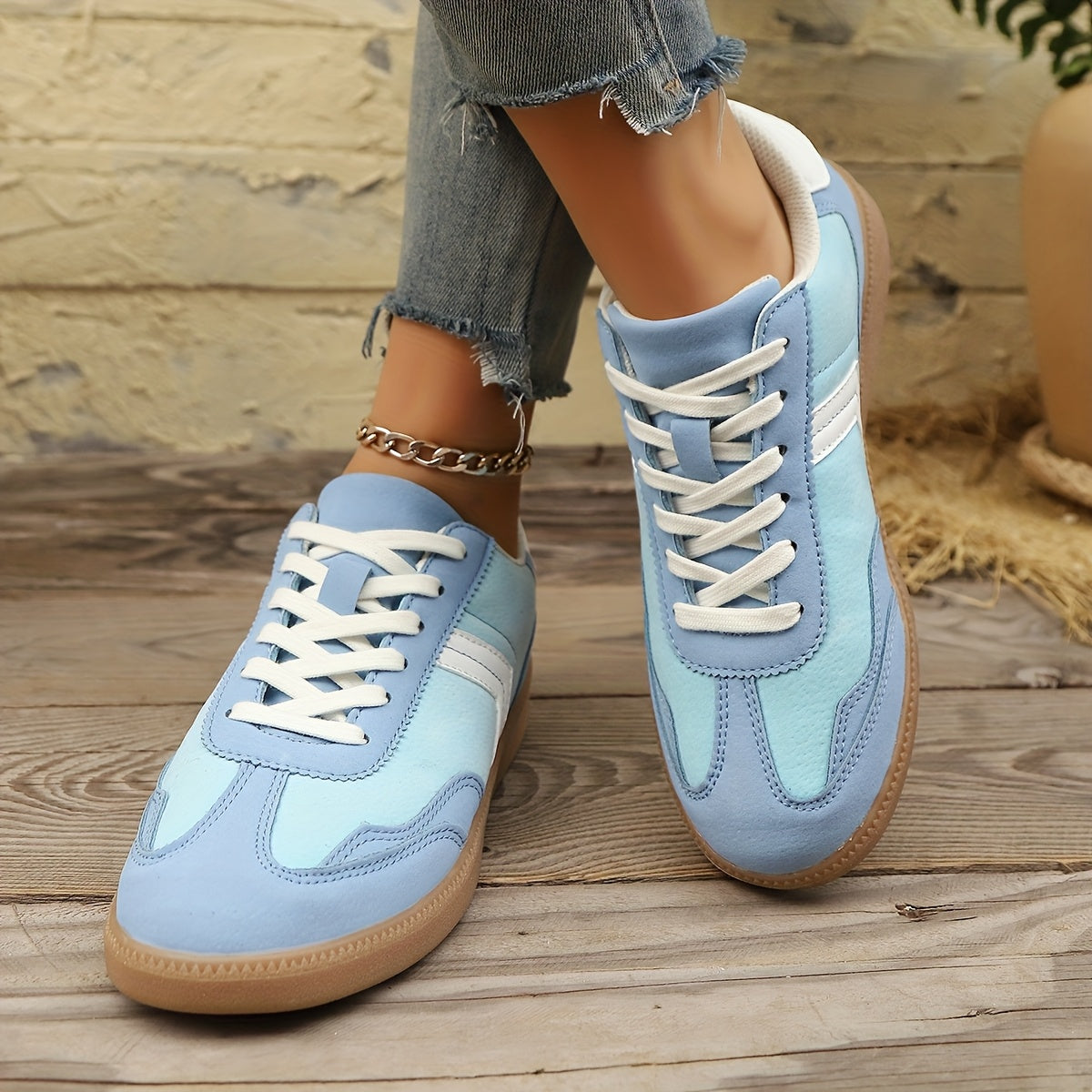 Damsneaker i retrostil med färgblockdesign för fritid och vardag