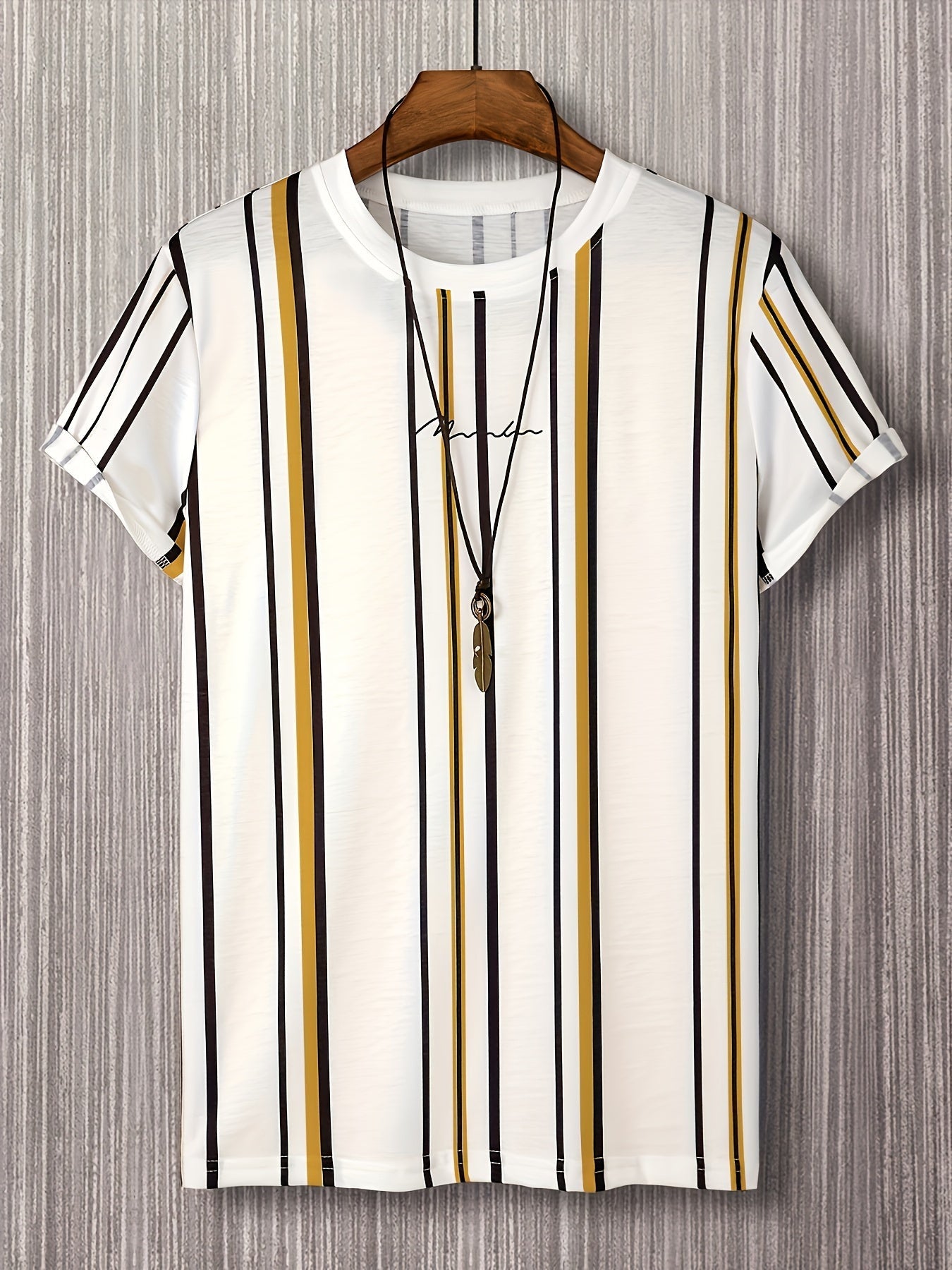 Męski T-shirt z pionowym wzorem w paski i nowoczesnym napisem – miejski casualowy styl